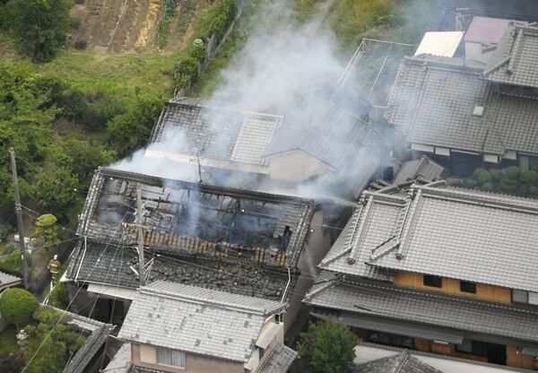 Humo sale desde la casa en la que se desató un incendio tras el terremoto, en Takatsuki, Osaka (Kyodo/via REUTERS)