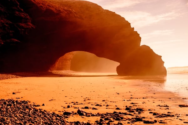 La playa de Legzira se encuentra en la costa atlántica de Marruecos, entre las ciudades Mirleft y Sidi Ifni. La playa era conocida por sus dos arcos de piedra impresionantes, que se formaron debido a años de erosión, según Atlas Obscura. Si bien la playa permanece y aún se puede visitar, uno de los arcos se derrumbó en septiembre de 2016, y es probable que el segundo también caiga en el tiempo