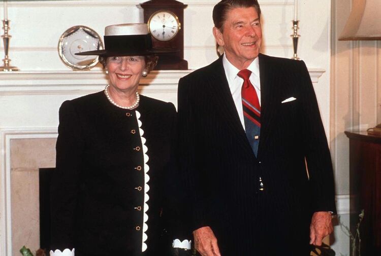 Margaret Thatcher recibió a Ronald Reagan en Downing Street 10 en 1982, a semanas del comienzo de la guerra de Malvinas. (Shutterstock) 