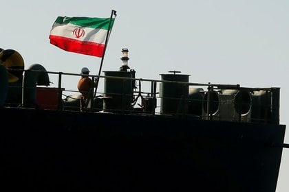 FOTO DE ARCHIVO. Imagen referencial de un tripulante izando la bandera iraní del petrolero iraní Adrian Darya 1, anteriormente llamado Grace 1, en el Estrecho de Gibraltar, Andalucía, España. 18 de agosto de 2019. REUTERS/Jon Nazca