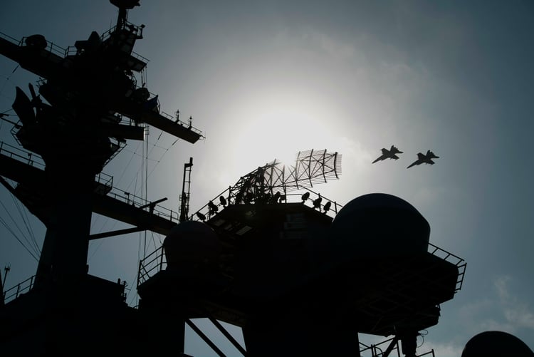 La torre del USS Lincoln, y dos F/A-18 Supr Hornet sobrevolando(AP Photo/Jon Gambrell)