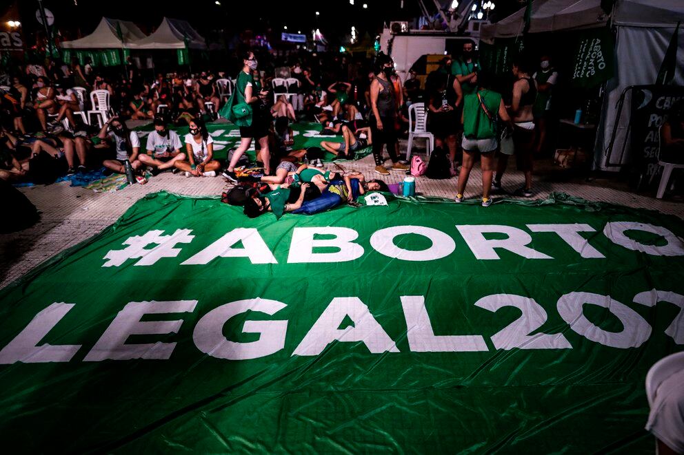 El Senado argentino legaliza el aborto voluntario hasta la ...