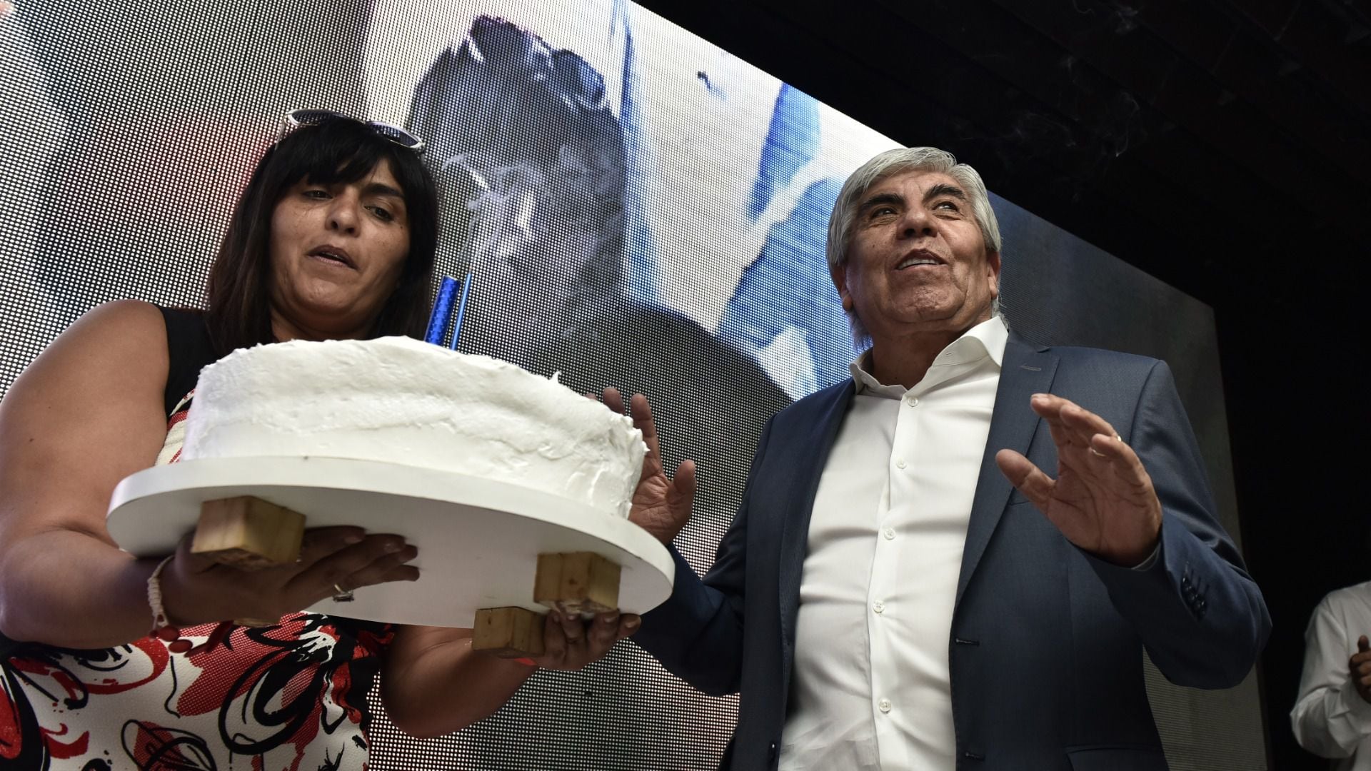 Una torta con bengala para celebrar una inauguración que no fue tal