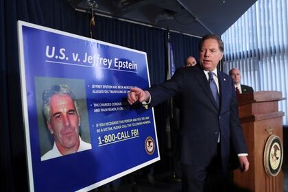 El Fiscal Geoffrey Berman acusó a Epstein de liderar una red de explotación sexual de mujeres y niñas