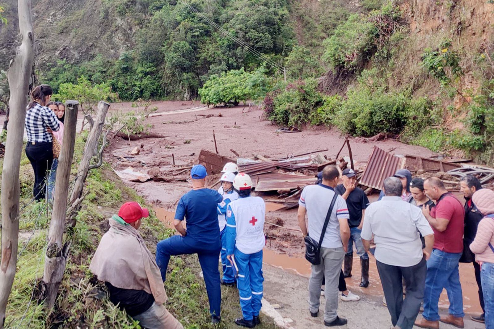 La Cruz Roja Colombiana Seccional Norte de Santander destinó ayudas humanitarias para 100 familias en Villa Caro. Cortesía: Facebook Cruz Roja Colombiana Seccional Norte de Santander.