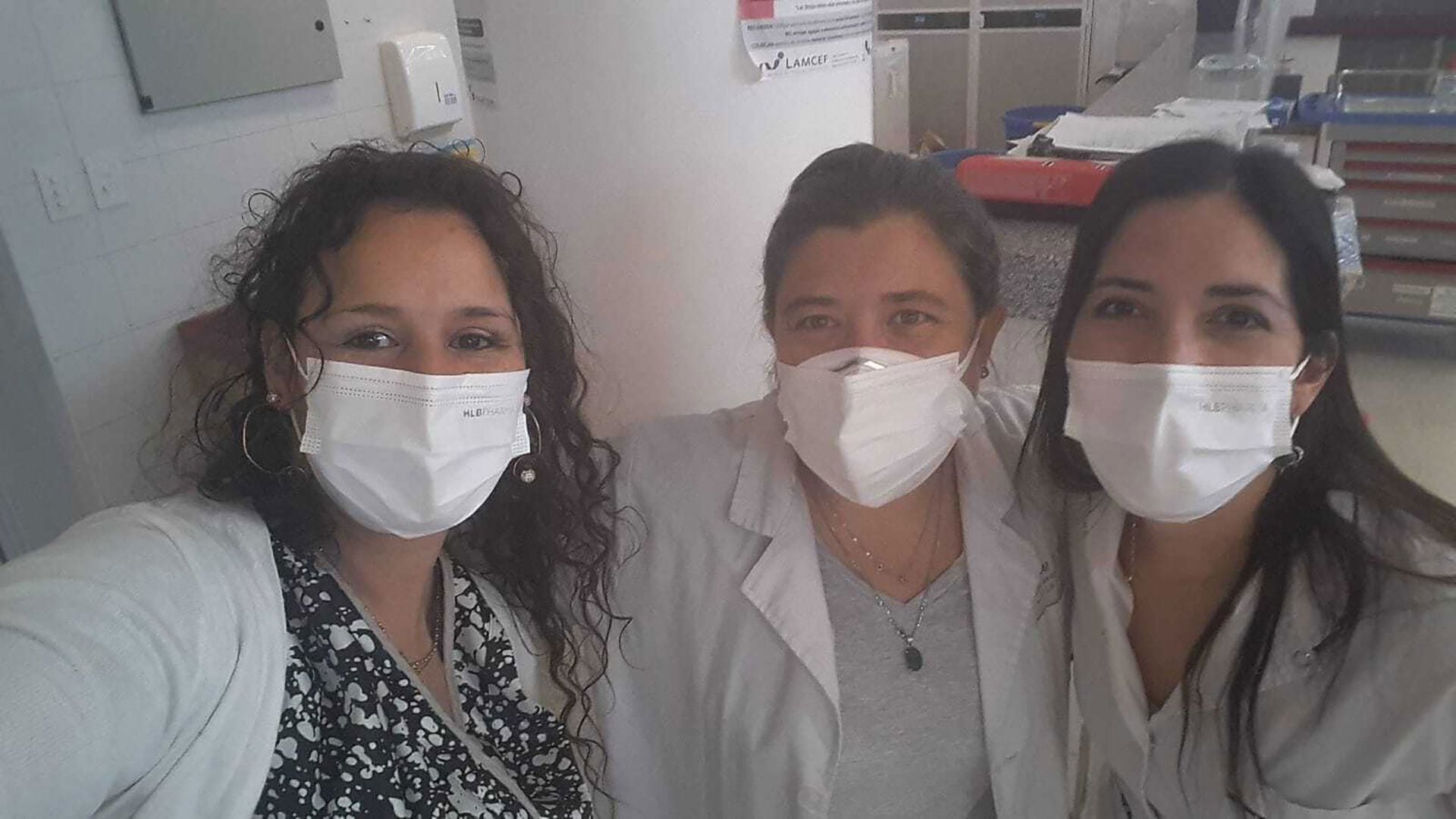 Mariana Lucía Cañete junto a sus compañeras en el Hospital de Niños de La Plata donde trabaja hace más de 10 años