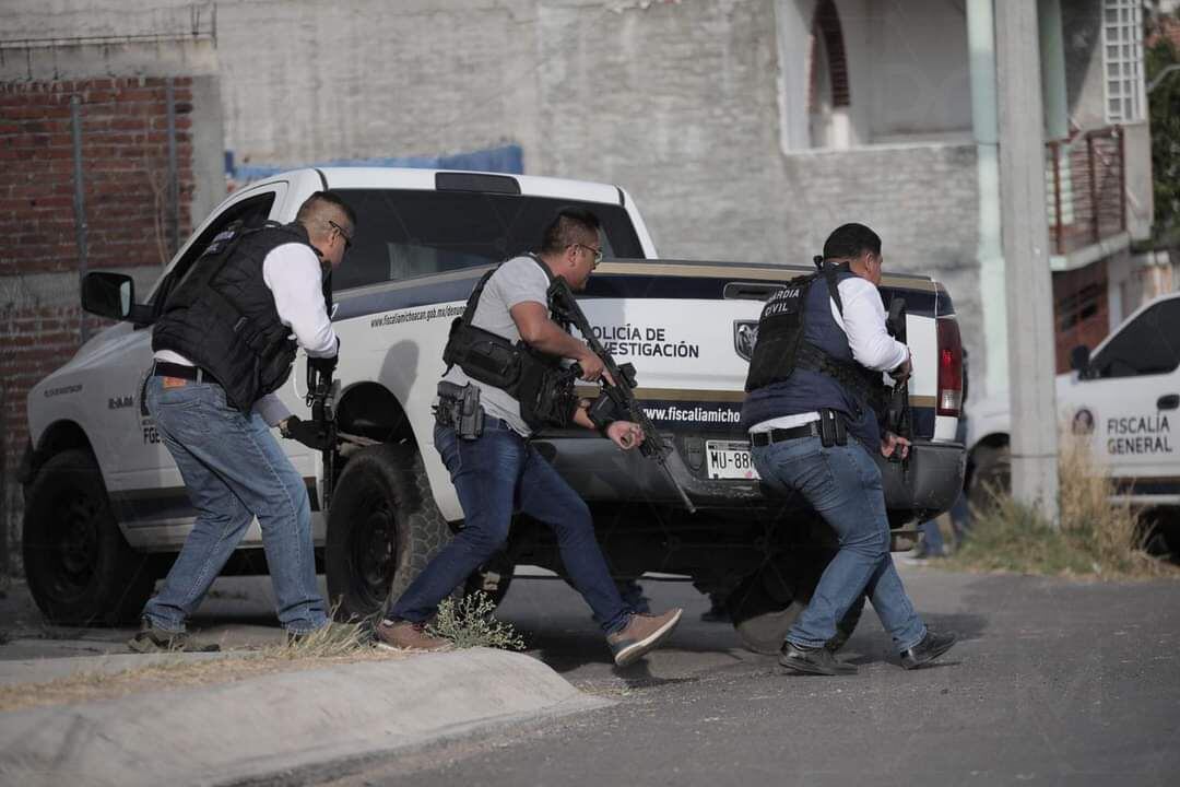 El armamento usado en Michoacán tenía rótulos del CJNG
(Foto: Twitter/@antonioaranda_)