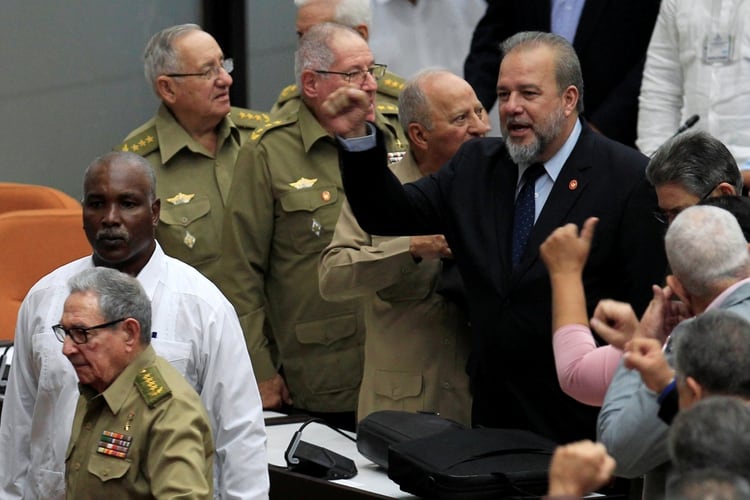 Manuel Marrero Cruz celebra con el puño en alto su nuevo nombramiento como Primer Ministro de Cuba. Era desde 2004 ministro de Turismo de la dictadura (Reuters)