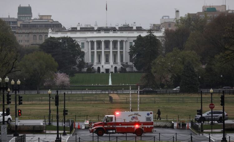 Una ambulancia pasa por la parte de atrás de la Casa Blanca 
