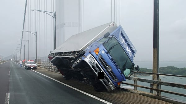 Un camión no soportó las ráfagas y fue volcado en un puente de Kagawa (AFP)