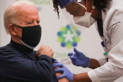 El presidente electo de Estados Unidos, Joe Biden, recibe la inyección que Tape Massa le dio a los periodistas del Christiana Hospital en Newark, Delaware.  21 de diciembre de 2020 (Reuters) / Leah Meles
