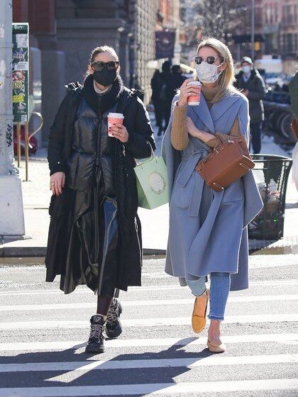 Las mejores amigas Olivia Palermo y Nicky Hilton fueron vistas caminando por las calles de Nueva York, café en mano