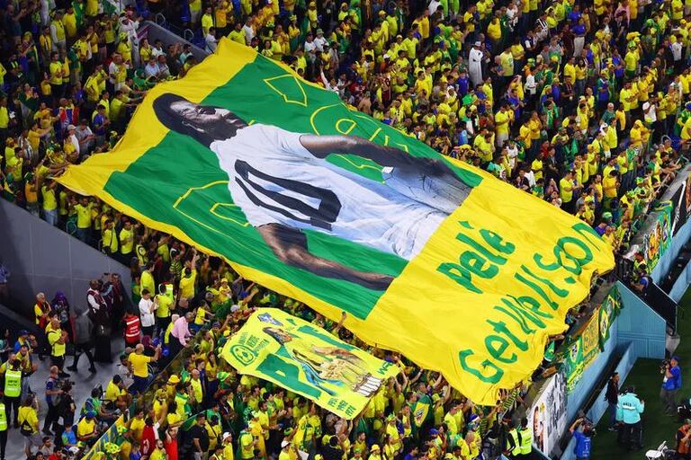 Aficionados brasileños desplegaron una bandera con la foto de Pelé en el triunfo de Brasil 4-1 ante Corea del Sur (REUTE 