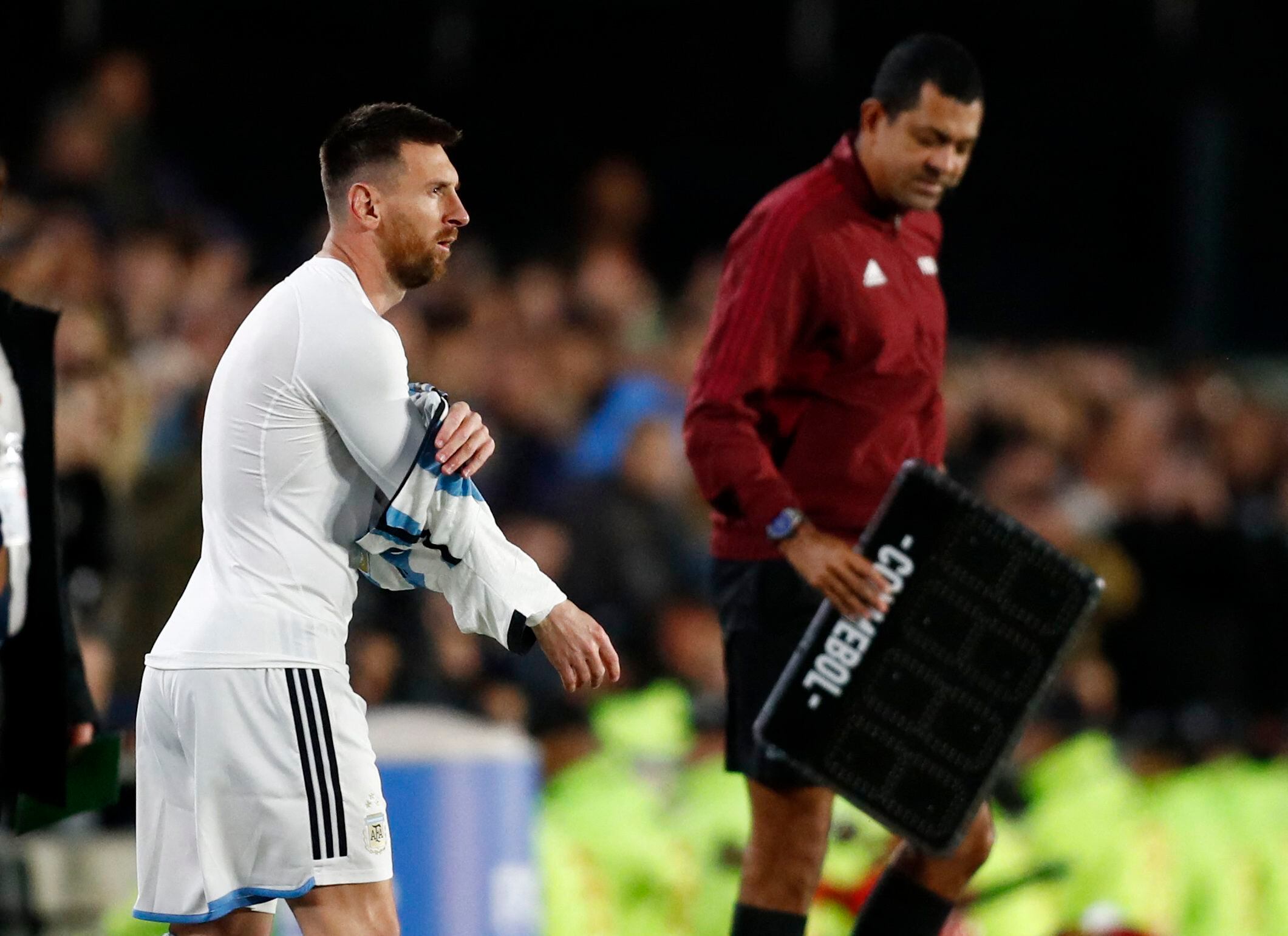 Lionel Messi, a punto de ingresar al campo de juego (REUTERS/Agustin Marcarian)