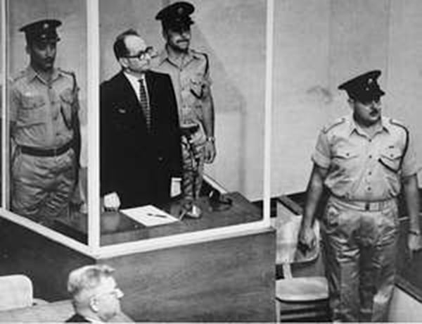 Adolf Eichmann durante su juicio en JerusalÃ©n en 1961