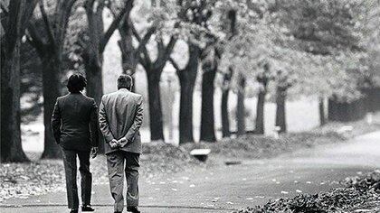 Carlos Menem y Raúl Alfonsin caminando por Olivos después de acordar el Pacto de Olivos