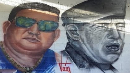 Mural de Teófilo Rodríguez, alias “El Conejo”, un poderoso pran de la cárcel 
 San Antonio en Isla Margarita, junto a la figura de Hugo Chávez, del que era fiel seguidor.