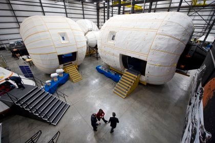 La administradora adjunta de la NASA, Lori Garver, durante un recorrido por las instalaciones de Bigelow Aerospace junto al presidente de la compañía, Robert Bigelow, el viernes 4 de febrero de 2011 en Las Vegas. (NASA/Bill Ingalls)