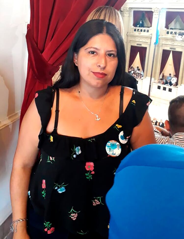 Isabel Polo, hermana del cabo 1° Daniel Alejandro Polo, tripulante del ARA San Juan, escuchando el discurso presidencial desde un palco