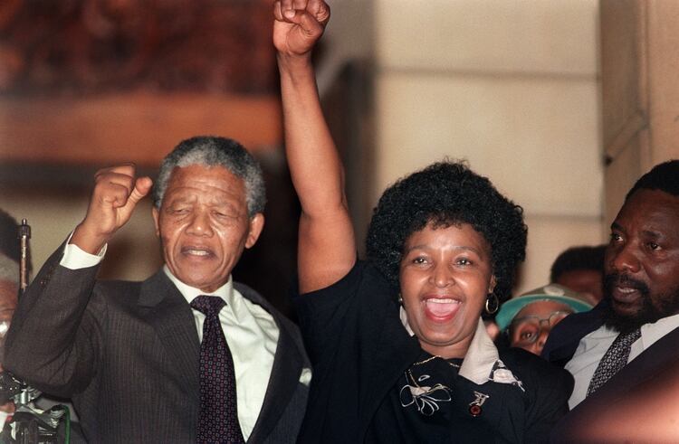 Nelson y Winnie Mandela, el 11 de febrero de 1990 (AFP)