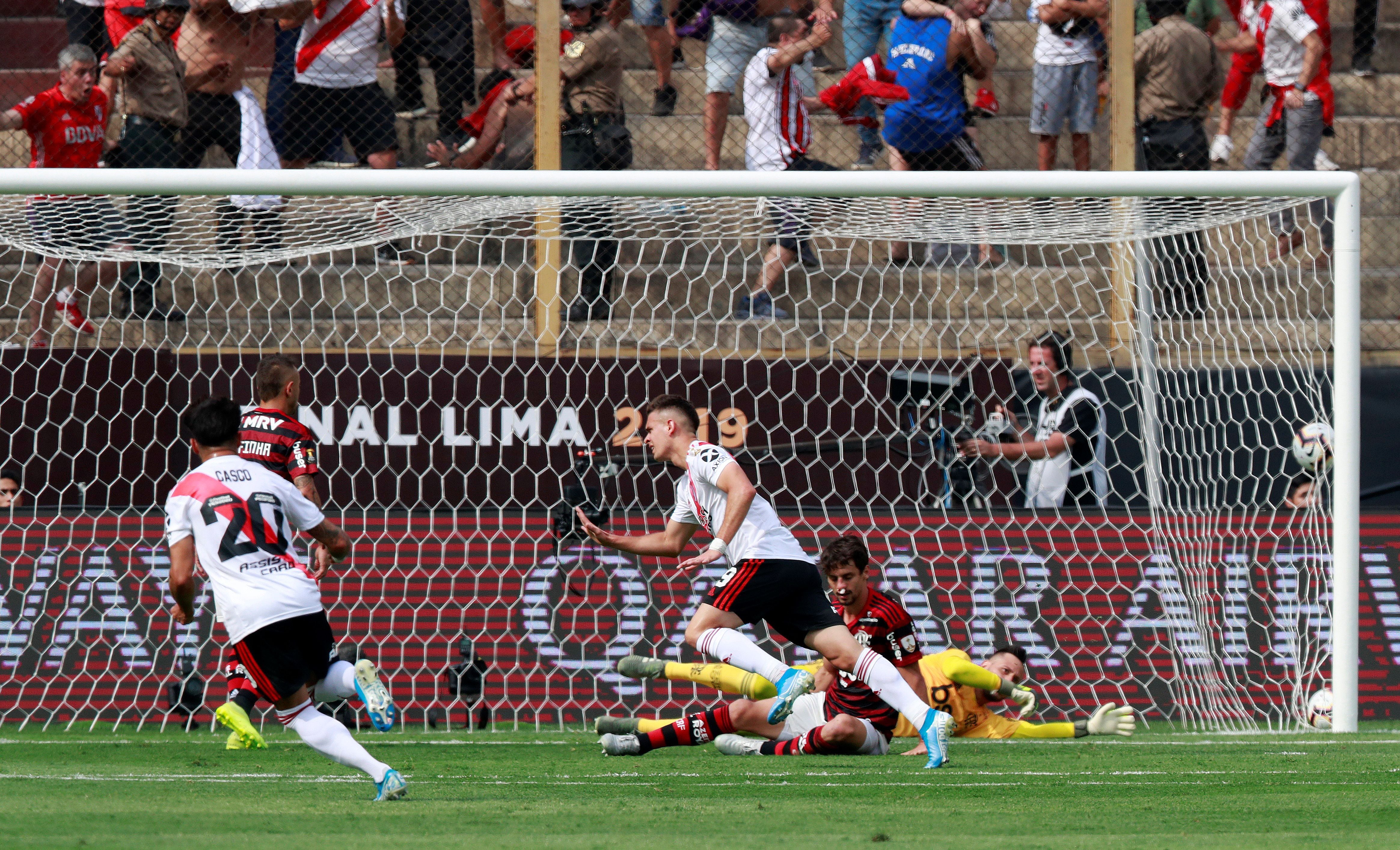 Tras un error de Filipe Luis, Nacho Fernández mandó el centro por lo bajo y el colombiano estampó el 1-0 parcial