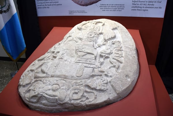 El altar evidencia las estrategias políticas para controlar ciudades enteras por la dinastía de reyes mayas (AFP)