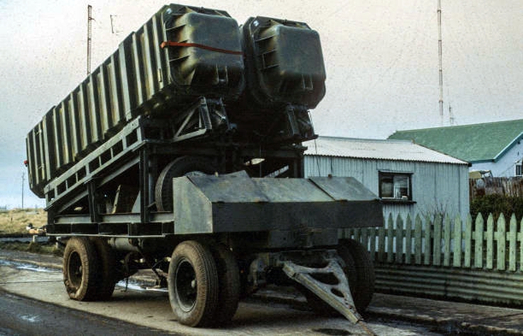 El invento de PÃ©rez: parte de la baterÃ­a terrestre de misiles Exocet MM-38 montada sobre un trailer en una calle de Puerto Argentino. (Terence Laheney)