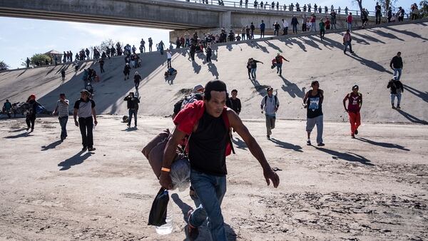 Los migrantes intentaron arribar a la garita de El Chaparral para cruzar a EEUU. (AFP)