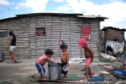 Pastor, de 3 años, y Josue, de 4, dos niños que han estado hospitalizados por malnutrición en Venezuela (REUTERS/Carlos Garcia Rawlins)