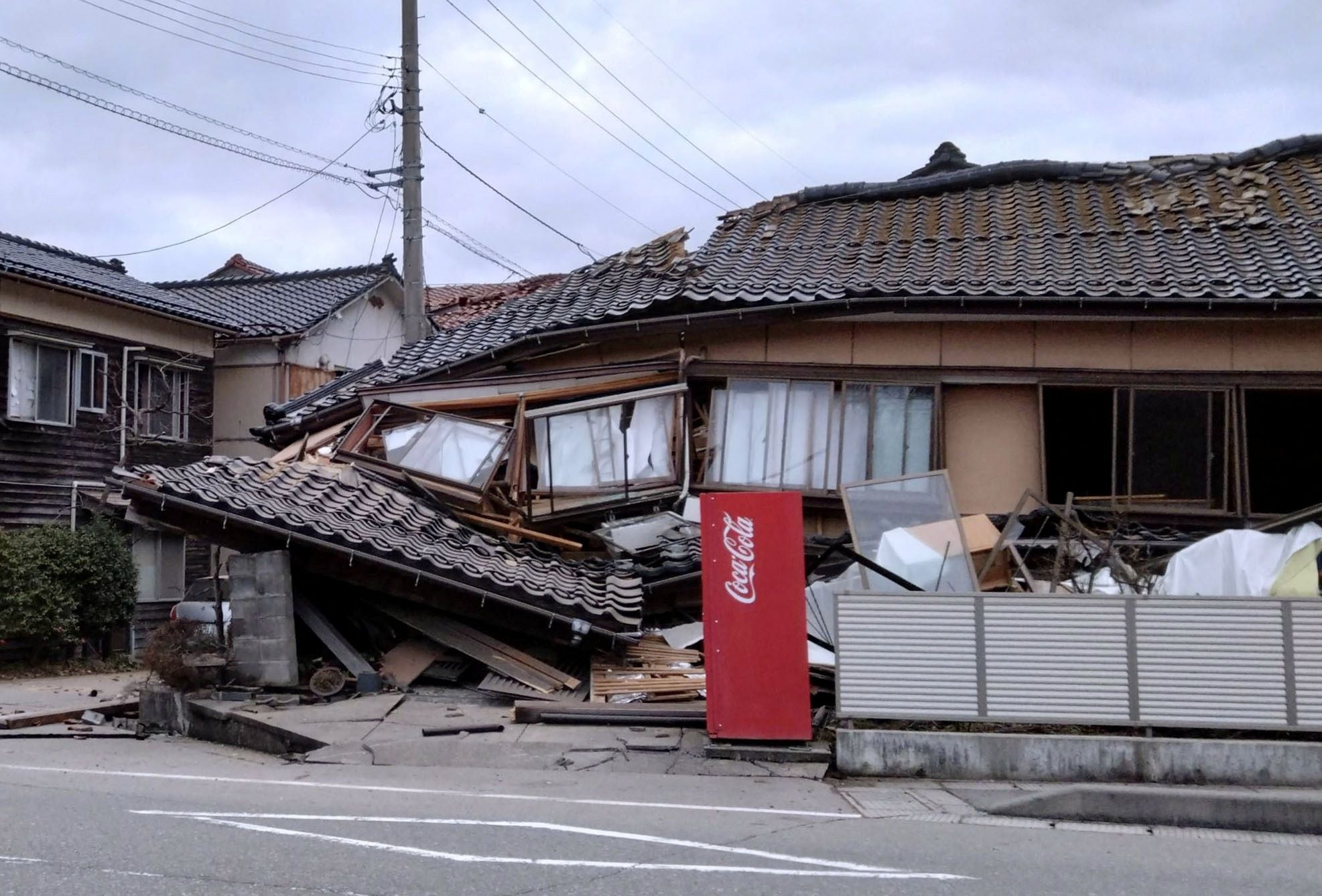 Una casa derrumbada tras un terremoto en Wajima, prefectura de Ishikawa, (Kyodo via REUTERS)
