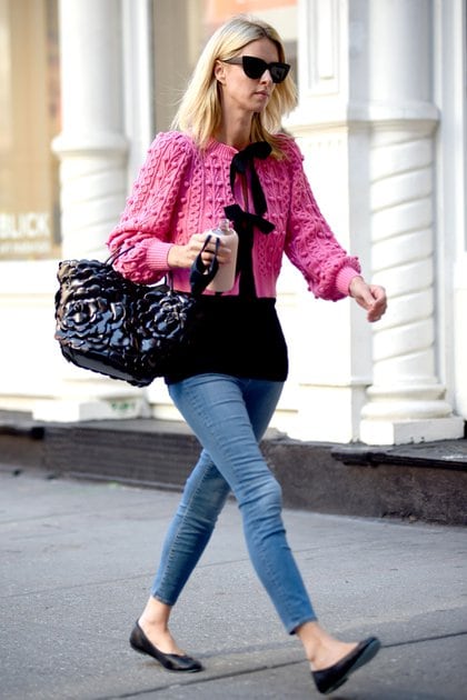Nicky Hilton marcó tendencia con su look durante un paseo por las calles de Nueva York. Lució un jean, remera negra y sweater rosa con moños negros. Además, llevó lentes de sol y una cartera con un particular diseño