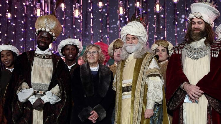 Los tres Reyes Magos, Melchor, Gaspar y Baltasar, y la alcaldesa de Madrid Manuela Carmena, al finalizar la cabalgata de Reyes que ha recorrido el Paseo de La Castellana para finalizar en la Plaza de Cibeles (EFE)