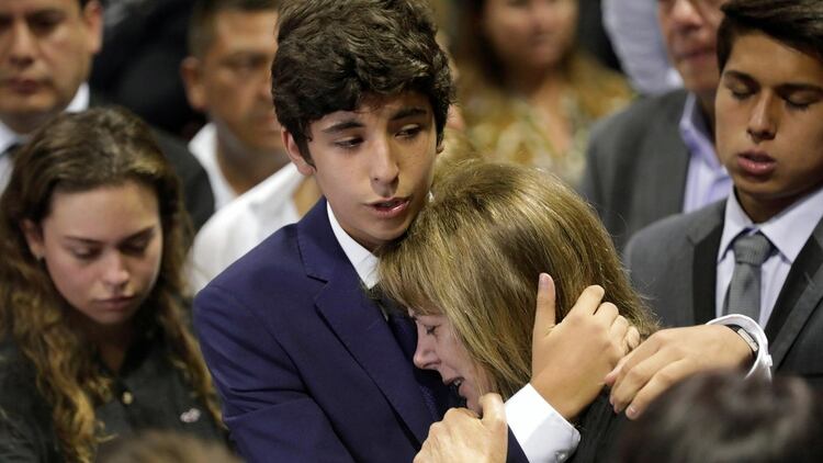 Federico Danton, hijo de Alan García, junto a su madre Roxanne Cheesman (Reuters)