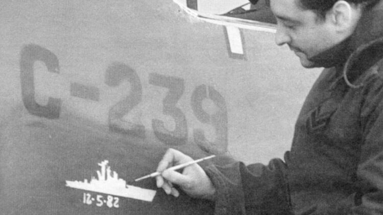 A la vieja usanza de la Segunda Guerra Mundial, un suboficial pinta en el costado del A4BC-239 la silueta de la Fragata Brilliant, atacada el 12 de mayo de 1982. Foto: Fuerza Aérea Argentina.