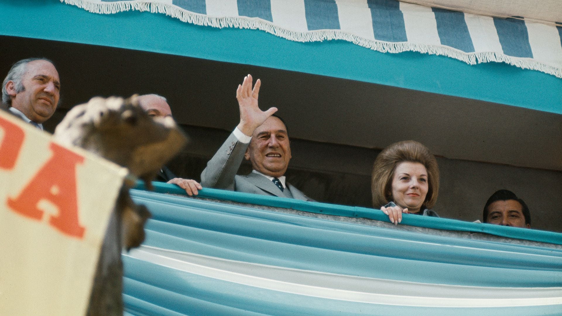Juan Peron e Isabel Perón durante la campaña presidencial de 1973 (UPI/Bettmann Archive/Getty Images)