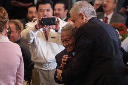 Andrés Manuel López Obrador, presidente de México, y el compositor Armando Manzanero (Foto; Graciela López/ Cuartoscuro.com)