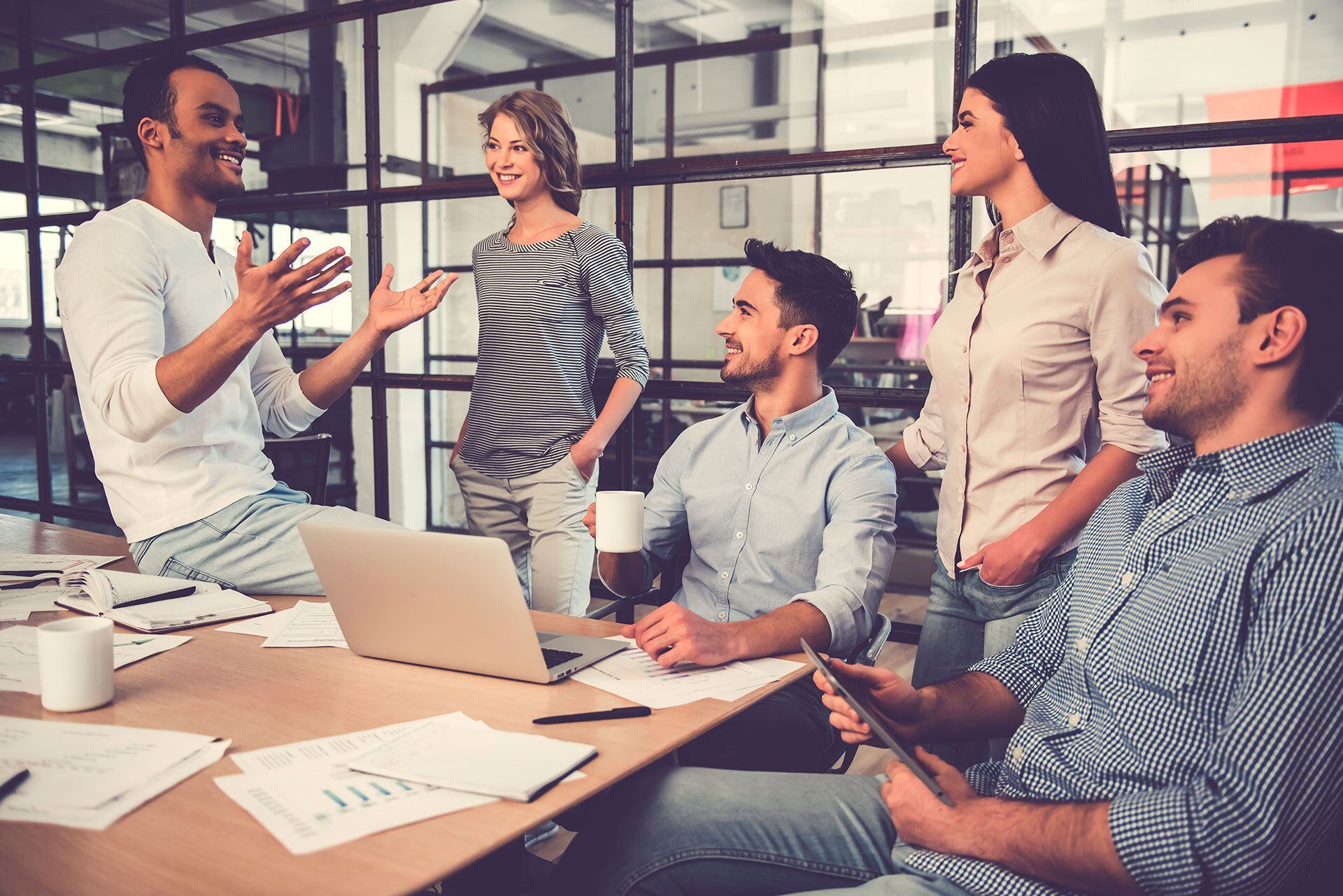 La persona crea un entorno de equipo inclusivo y muestra preocupación por el éxito y el bienestar (Shutterstock)