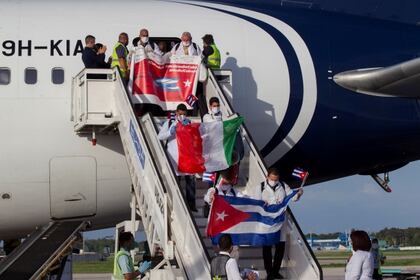 Los acuerdos que establece el Gobierno de Cuba por la contratación de su personal médico le llega a genera más ingresos que el turismo (Foto:Ismael Francisco/Reuters)
