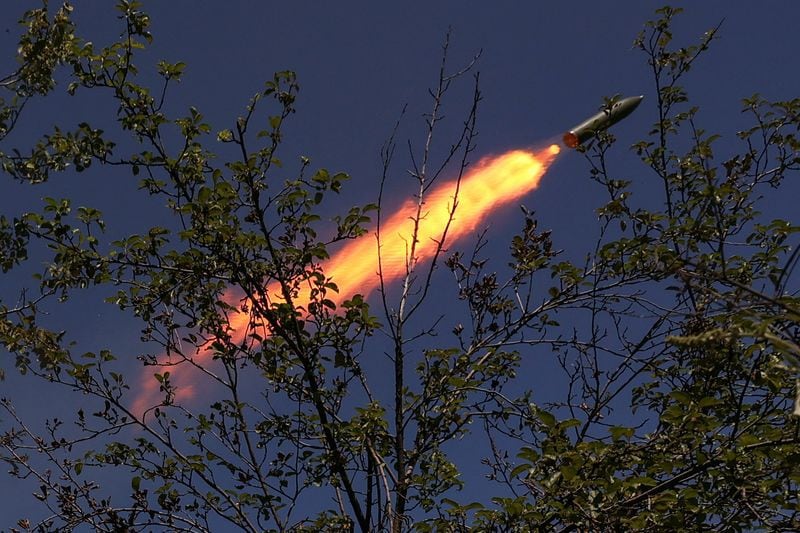 FOTO DE ARCHIVO: Militares ucranianos disparan un pequeño sistema de lanzamiento múltiple de cohetes RAK-SA-12 hacia las tropas rusas cerca de Bakhmut (REUTERS/Sofiia Gatilova/Archivo)