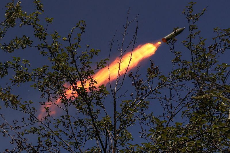 FOTO DE ARCHIVO: Militares ucranianos disparan un pequeño sistema de lanzamiento múltiple de cohetes RAK-SA-12 hacia las tropas rusas cerca de la ciudad de Bakhmut, en la línea del frente, en medio del ataque de Rusia a Ucrania, en la región de Donetsk (Reuters)