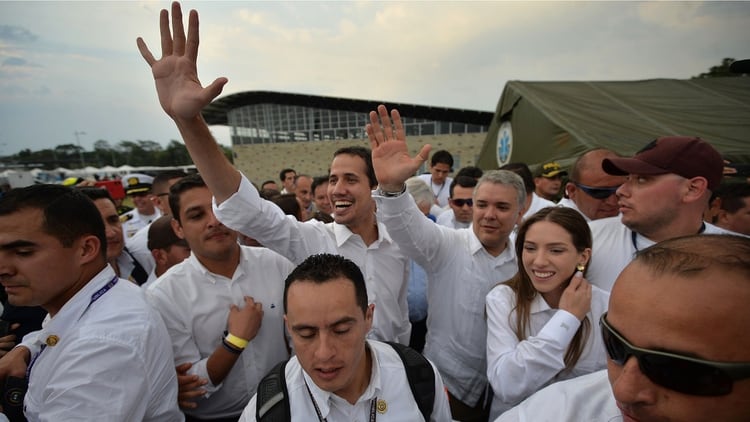 Juan Guaidó junto a Iván Duque, llegando al concierto Venezuela Aid Live (AFP)