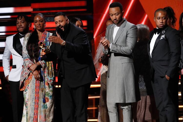 DJ Khaled y John Legend, junto a la familia de Nipsey Hussle (REUTERS/Mario Anzuoni)