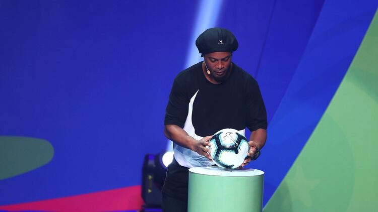 Ronaldinho presentó el balón oficial de la Copa América  (Reuters)