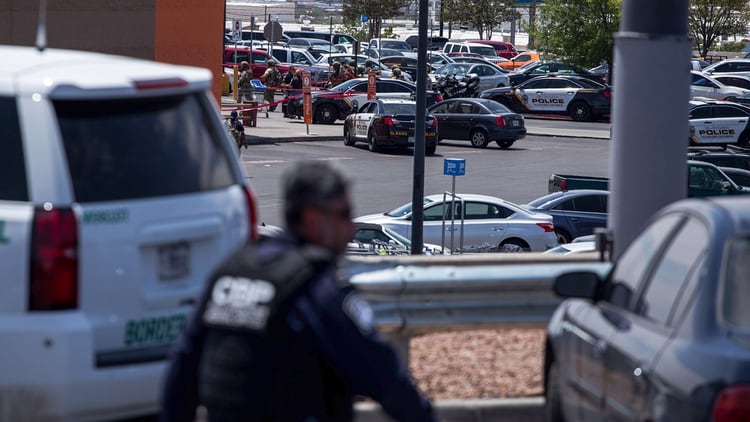 Diversas agencias del orden público respondieron al tiroteo en un Wal-Mart cerca del centro comercial Cielo Vista en El Paso, Texas, el sábado 3 de agosto de 2019 (Photo by Joel Angel Juarez / AFP)