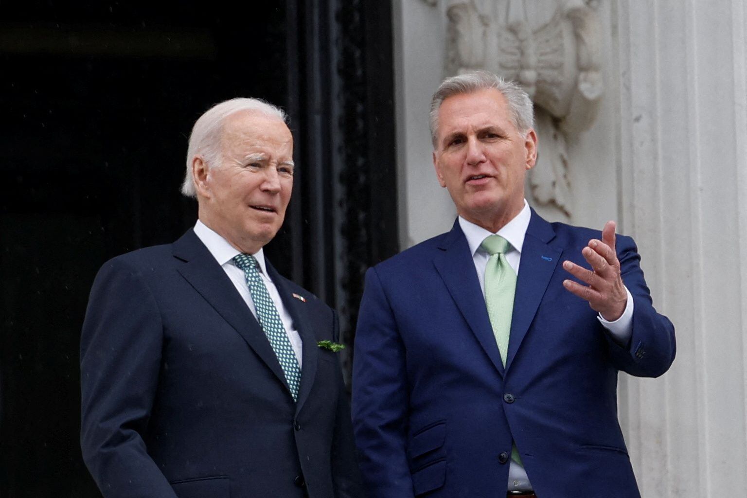 Joe Biden y el líder republicano Kevin McCarthy (Reuters)