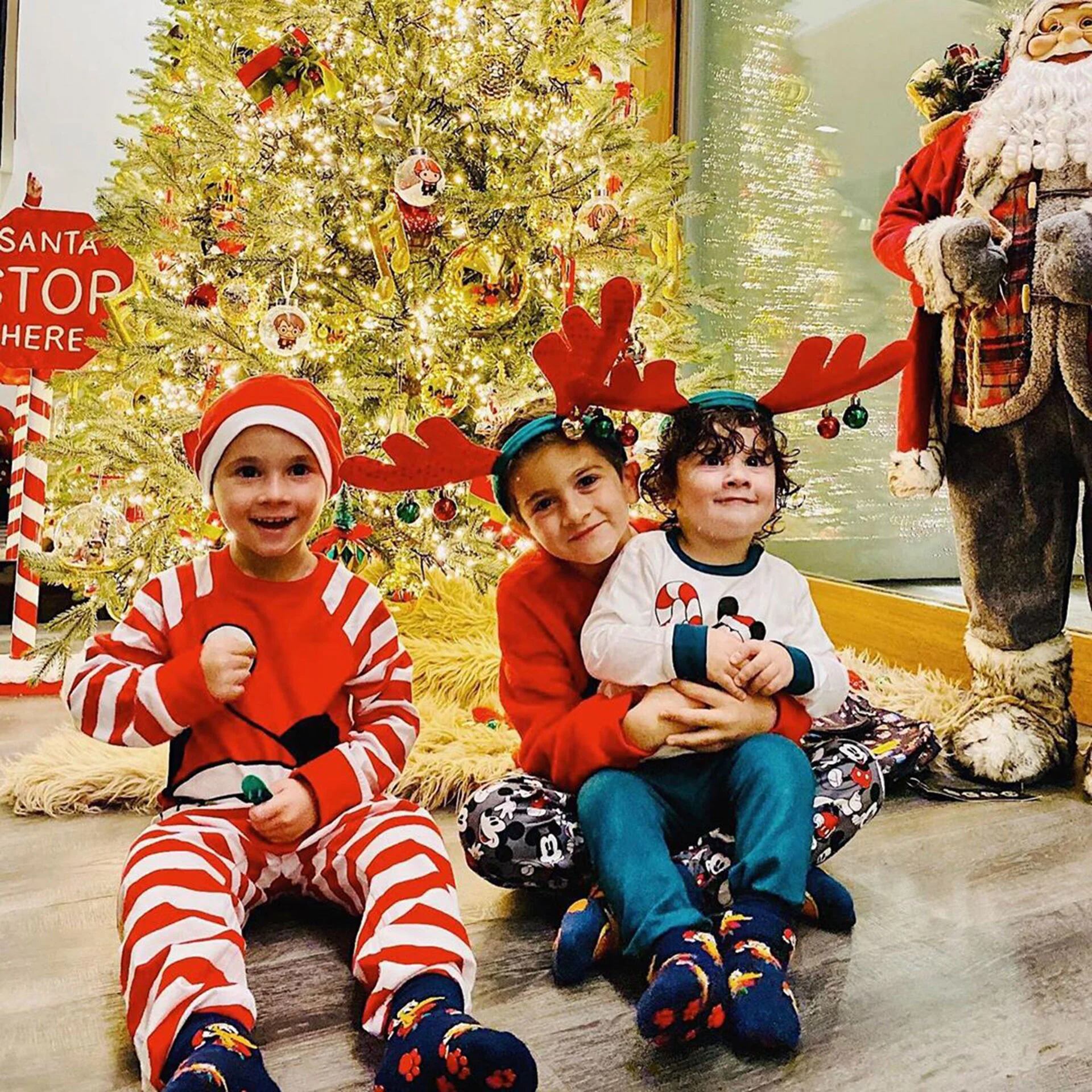 Thiago, Ciro y Mateo, felices por la llegada de Papá Noel (@antonelaroccuzzo)
