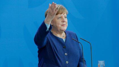 La canciller alemana Angela Merkel da una conferencia de prensa tras una reunión con organizaciones económicas y financieras en Berlín (Odd Andersen/Pool vía REUTERS)