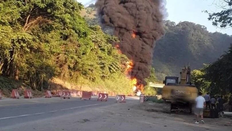 Las imágenes de la aparatosa explosión de una pipa en la carretera Las Choapas-Ocozocoautla, Chiapas
