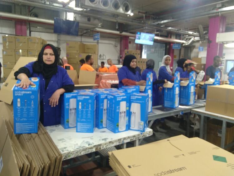 Mujeres y hombres árabes y judíos conviven sin problemas en esta fábrica cerca de la Frontera de Gaza 