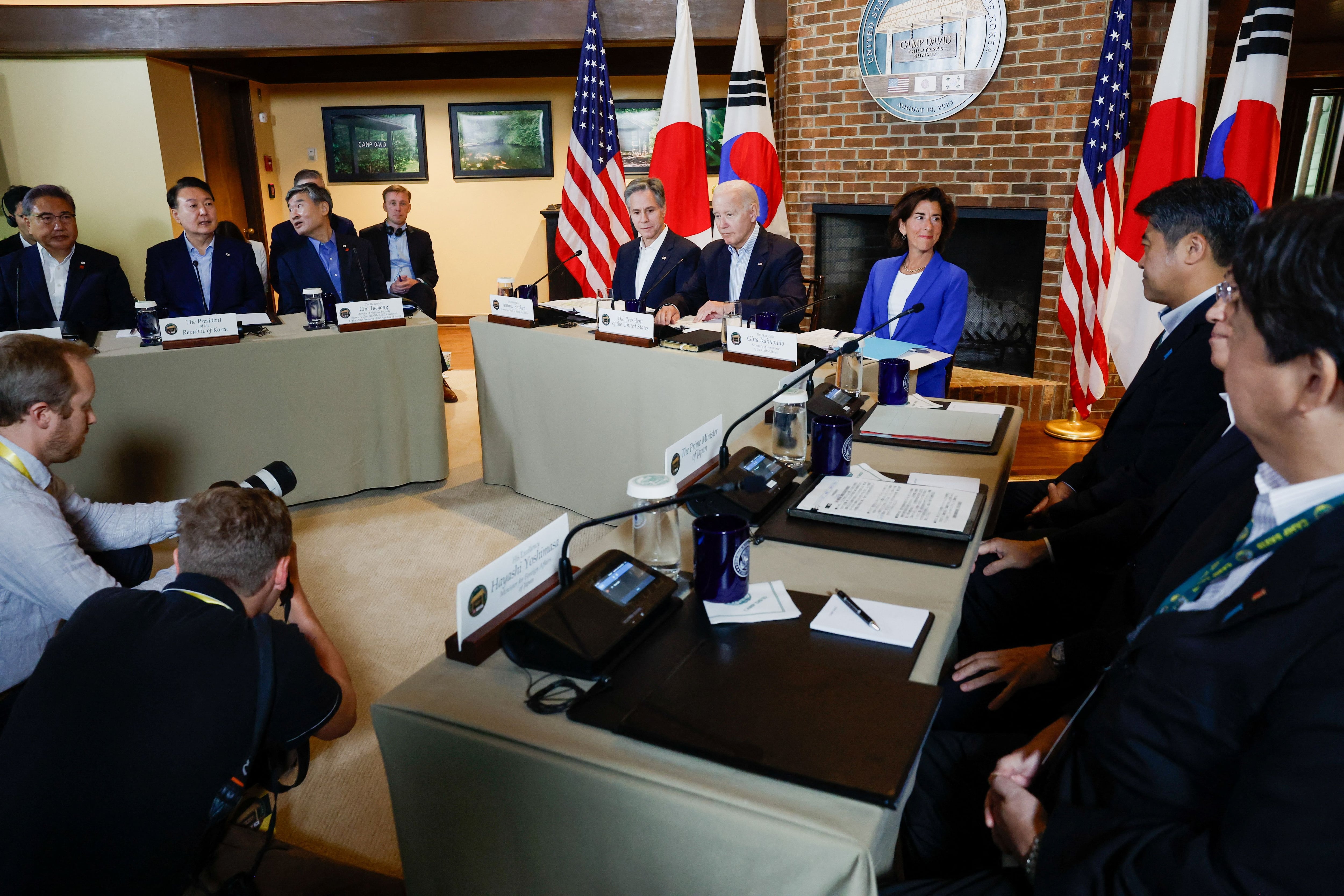 El presidente de los Estados Unidos, Joe Biden, el primer ministro de Japón, Fumio Kishida, el presidente de Corea del Sur, Yoon Suk Yeol, y el secretario de Estado de los Estados Unidos, Antony Blinken, asisten a una cumbre trilateral en Camp David, cerca de Thurmont, Maryland, EE. UU., el 18 de agosto de 2023. REUTERS/Evelyn Hockstein